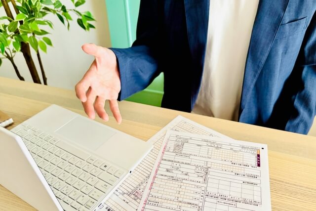 フルタイム採用と外部専門家への委託を比較するときの考え方